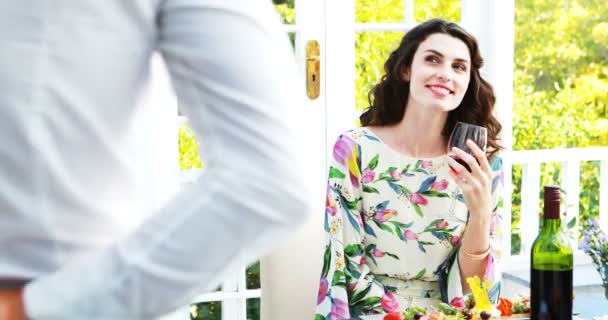 Man offering rose to woman — Stock Video