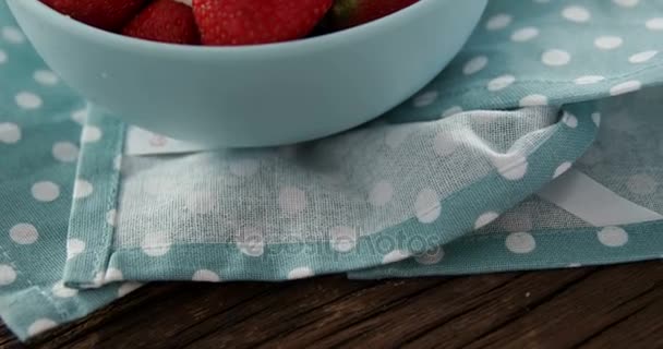 Close-up of fresh strawberries with cream in bowl — Stock Video