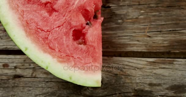 Scheibe Wassermelone auf Holztisch — Stockvideo