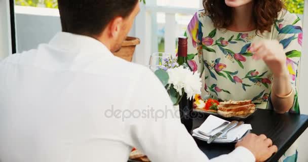 Romantische paar dating in restaurant — Stockvideo