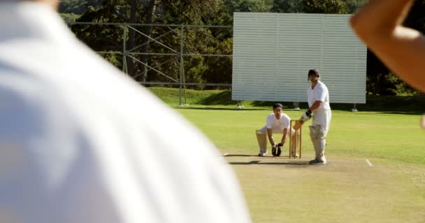 Боулер доставляет мяч во время матча по крикету — стоковое видео