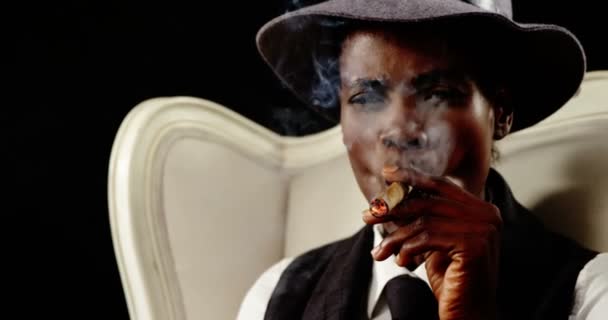 Homme androgyne fumant cigare sur fauteuil — Video