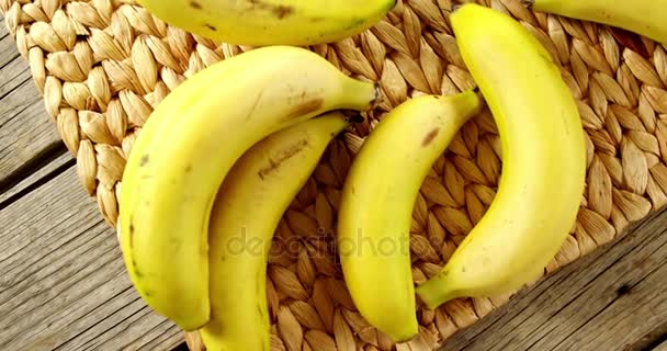 Bananes disposées sur tapis de place — Video