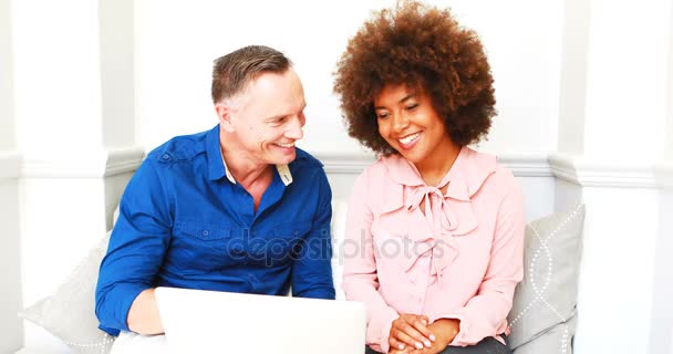 Sorrindo casal discutindo sobre laptop — Vídeo de Stock