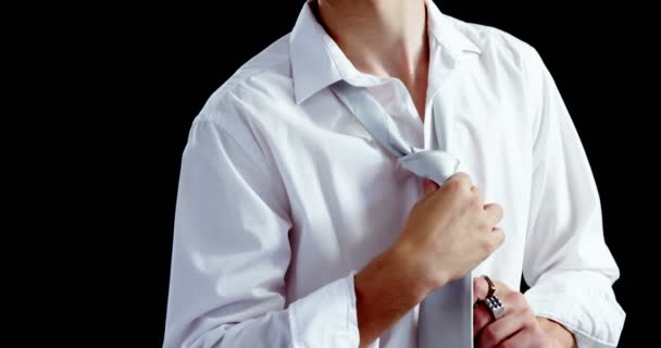 Androgynous man adjusting his tie — Stock Video