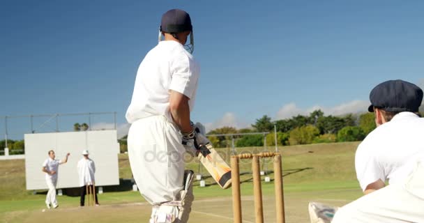 Bowler liefert Ball während Cricketspiel ab — Stockvideo