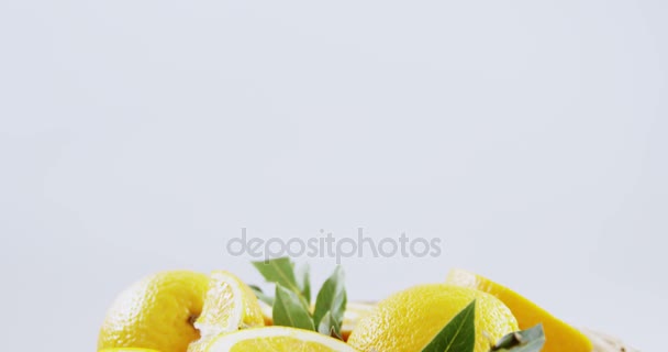 Detail ze sladké citrusy v proutěném koši — Stock video