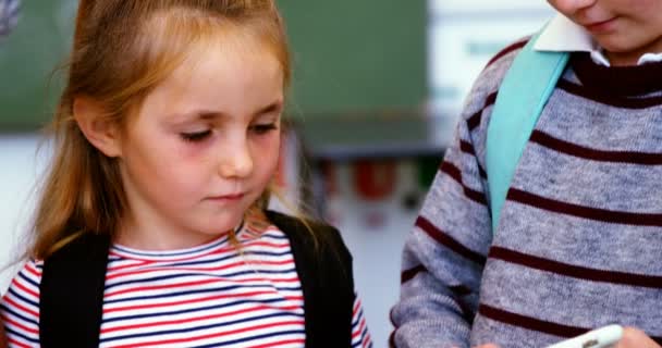 Bambini delle scuole che utilizzano tablet digitale — Video Stock