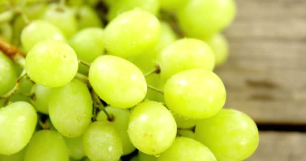 Крупным планом свежего зеленого винограда — стоковое видео