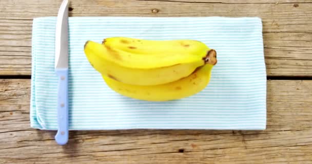 Μπανάνες και μαχαίρι σε χαρτοπετσέτα — Αρχείο Βίντεο