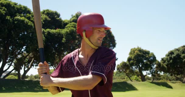 Batedor batendo bola durante a sessão de treino — Vídeo de Stock