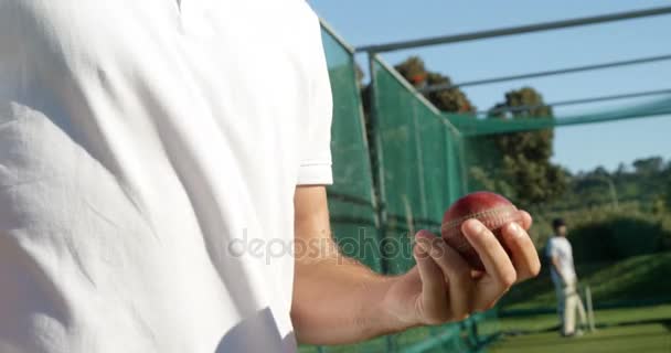Kriketový hráč držící míč během praktického cvičení — Stock video