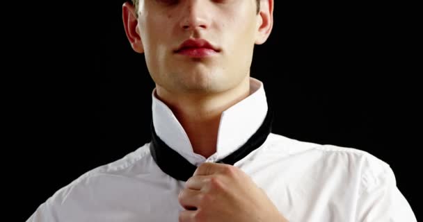 Androgynous man adjusting his tie — Stock Video