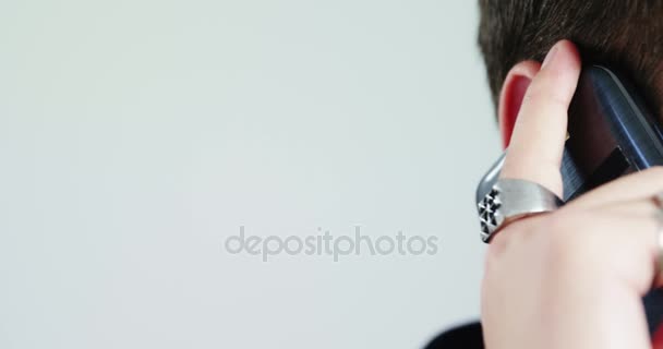 Androgyne man praten op mobiele telefoon — Stockvideo