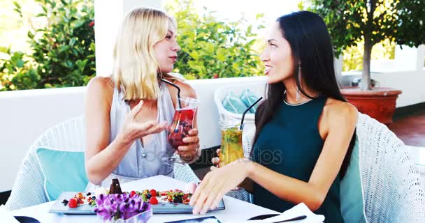 Amigos tomando un cóctel mientras toman selfie en el teléfono móvil — Vídeo de stock