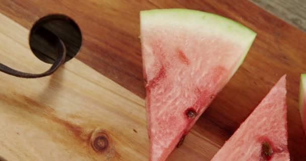 Fatias de melancia dispostas em tábua de cortar — Vídeo de Stock