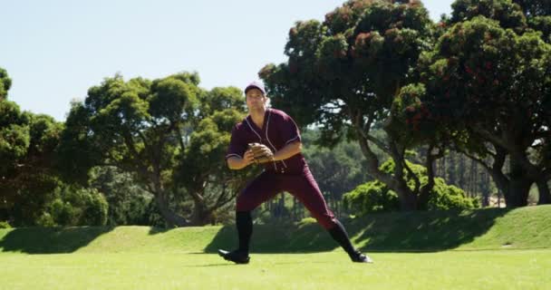 Baseballový hráč během praktického cvičení — Stock video