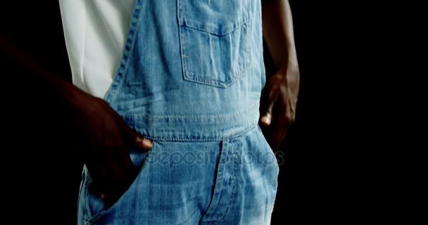 Androgyne man in dungaree poseren — Stockvideo