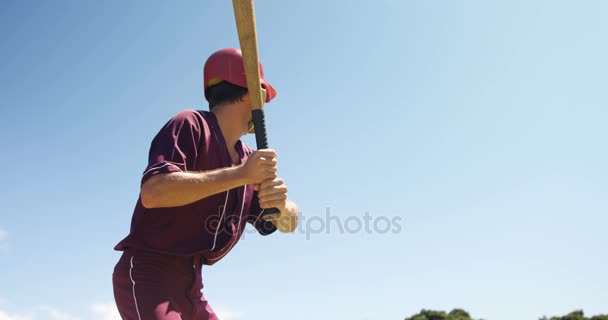 Schläger schlägt Ball im Training — Stockvideo