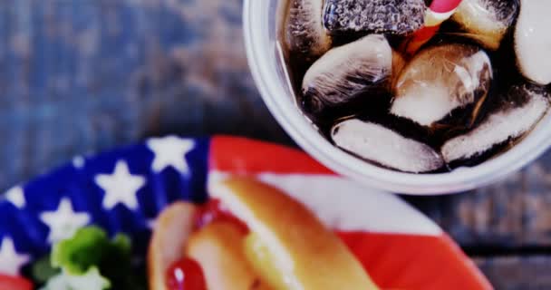 Hot dog geserveerd in de plaat met de 4e juli thema — Stockvideo