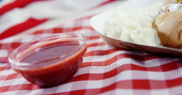 Hot dog with bowl of sauce served on napkin cloth — Stock Video