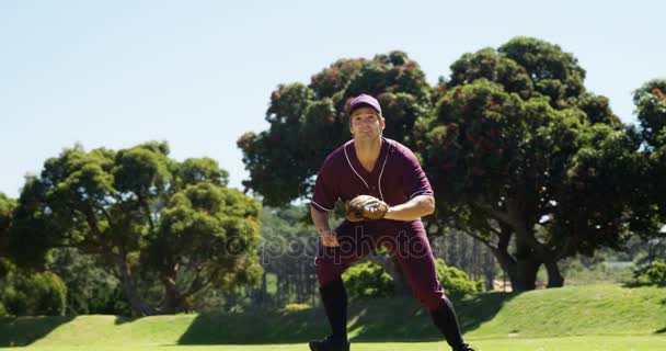 Baseballový hráč během praktického cvičení — Stock video