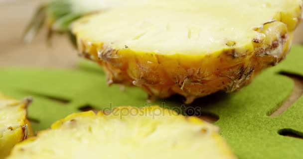 Halved pineapple on chopping board — Stock Video