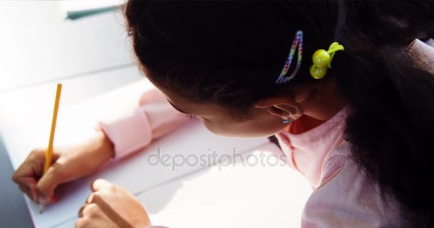 Attente schoolmeisje haar huiswerk in klas — Stockvideo