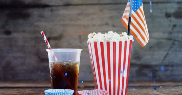 Palomitas de maíz, confitería y bebida en mesa de madera — Vídeos de Stock