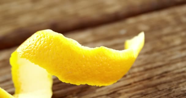 Casca de limão doce na prancha de madeira — Vídeo de Stock