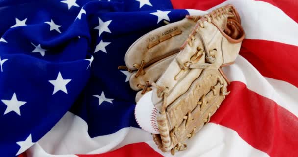 Honkbal en handschoenen aan een Amerikaanse vlag — Stockvideo
