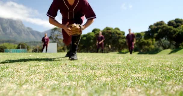 Baseball játékos gyakorlat munkamenet során — Stock videók