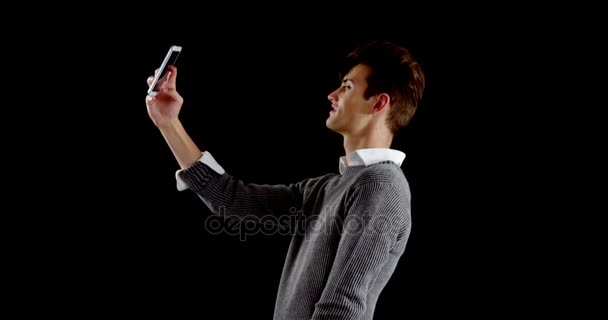 Androgynous hombre tomando una selfie en el teléfono móvil — Vídeos de Stock