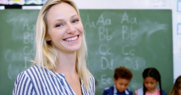 Портрет счастливого учителя в классе — стоковое видео