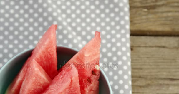 Scheiben Wassermelone in Schüssel — Stockvideo