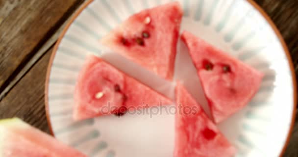 Кусочки арбуза хранятся в тарелке — стоковое видео