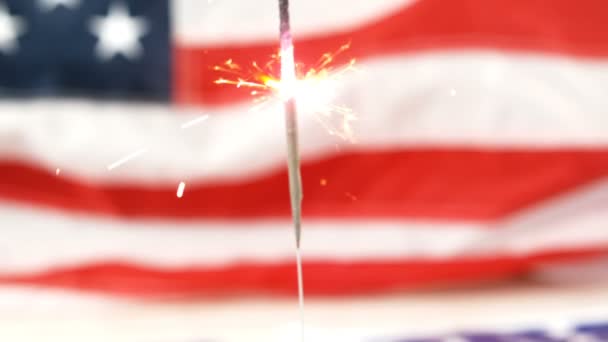 Espumante queimando contra fundo bandeira americana — Vídeo de Stock