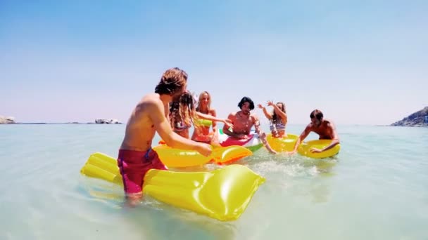 Grupo de amigos disfrutando en el mar — Vídeos de Stock