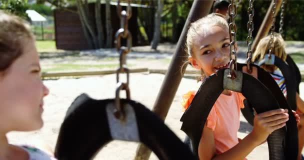 Φορητούς schoolkids παίζει στην παιδική χαρά — Αρχείο Βίντεο
