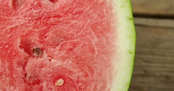Närbild av halveras vattenmelon — Stockvideo