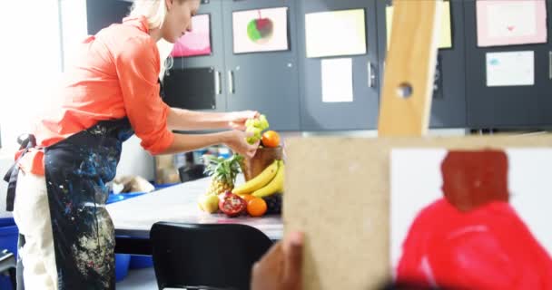Lärare att ordna mat för målning på bord — Stockvideo