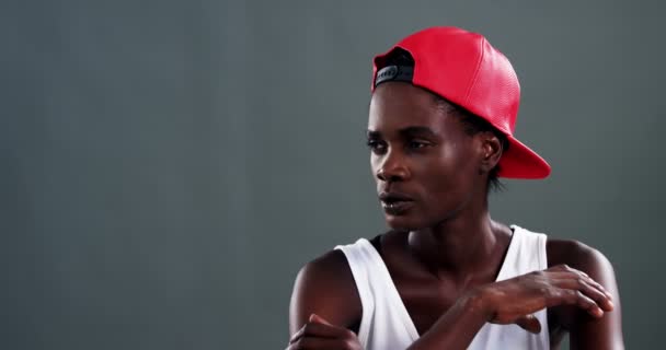 Homme androgyne posant avec une casquette rouge — Video