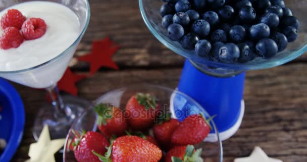 Pastel de frutas y varios alimentos dulces dispuestos en la mesa de madera — Vídeos de Stock