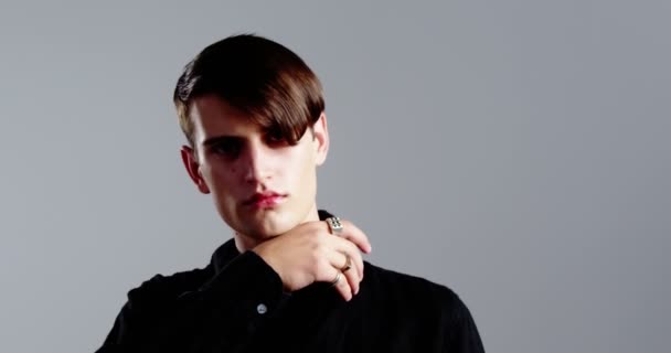 Androgynous man posing against grey background — Stock Video