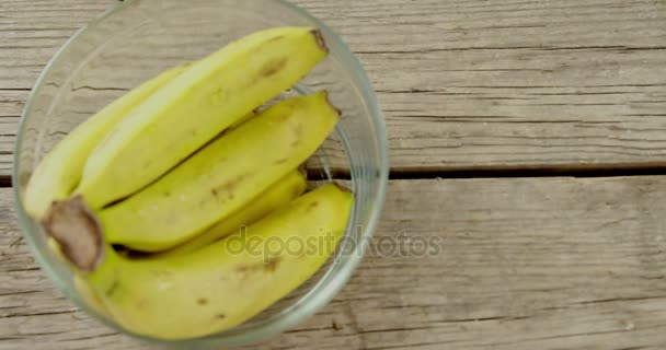 Primer plano de plátanos frescos en tazón — Vídeos de Stock
