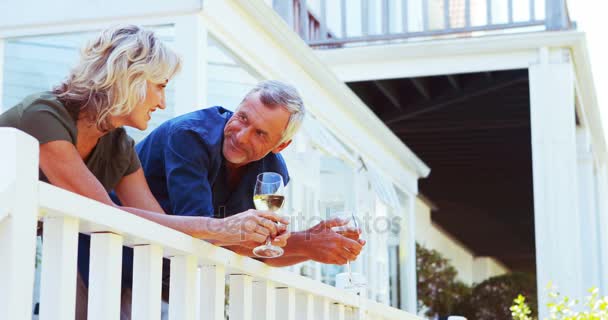 Coppia matura che interagisce tra loro mentre beve vino in balcone — Video Stock
