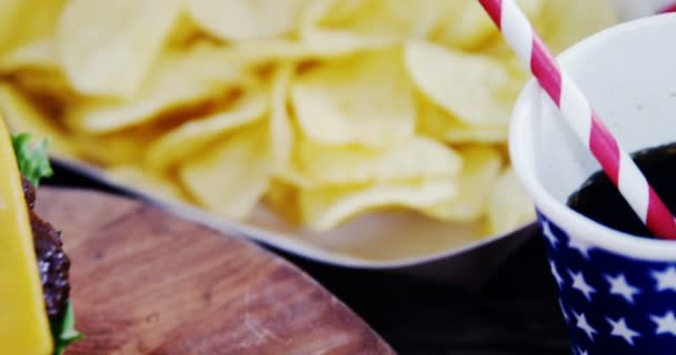 Hamburguesas servidas sobre tabla de madera — Vídeo de stock