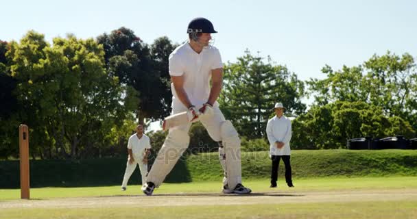 Batedor batendo uma bola durante o jogo de críquete — Vídeo de Stock