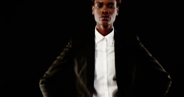 Homme androgyne posant en blazer sur fond noir — Video