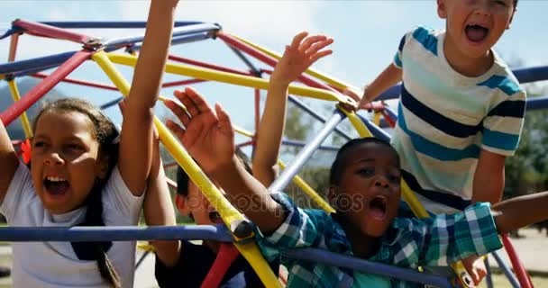 Niños felices jugando en el patio de recreo — Vídeos de Stock